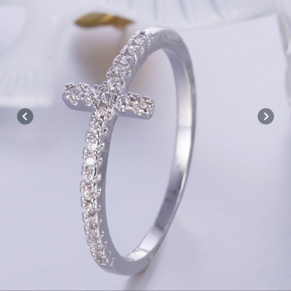 Gorgeous Cross Ring - Picture 2 of 8